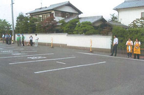 駅前広場での迷惑駐輪防止の啓発活動