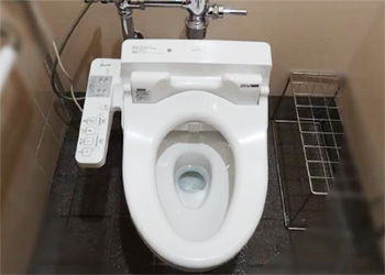 便器を全て洋式化し温水洗浄便座へ