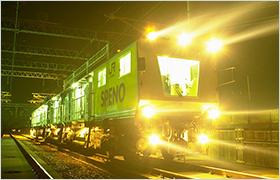 レール削正車の夜間作業の写真