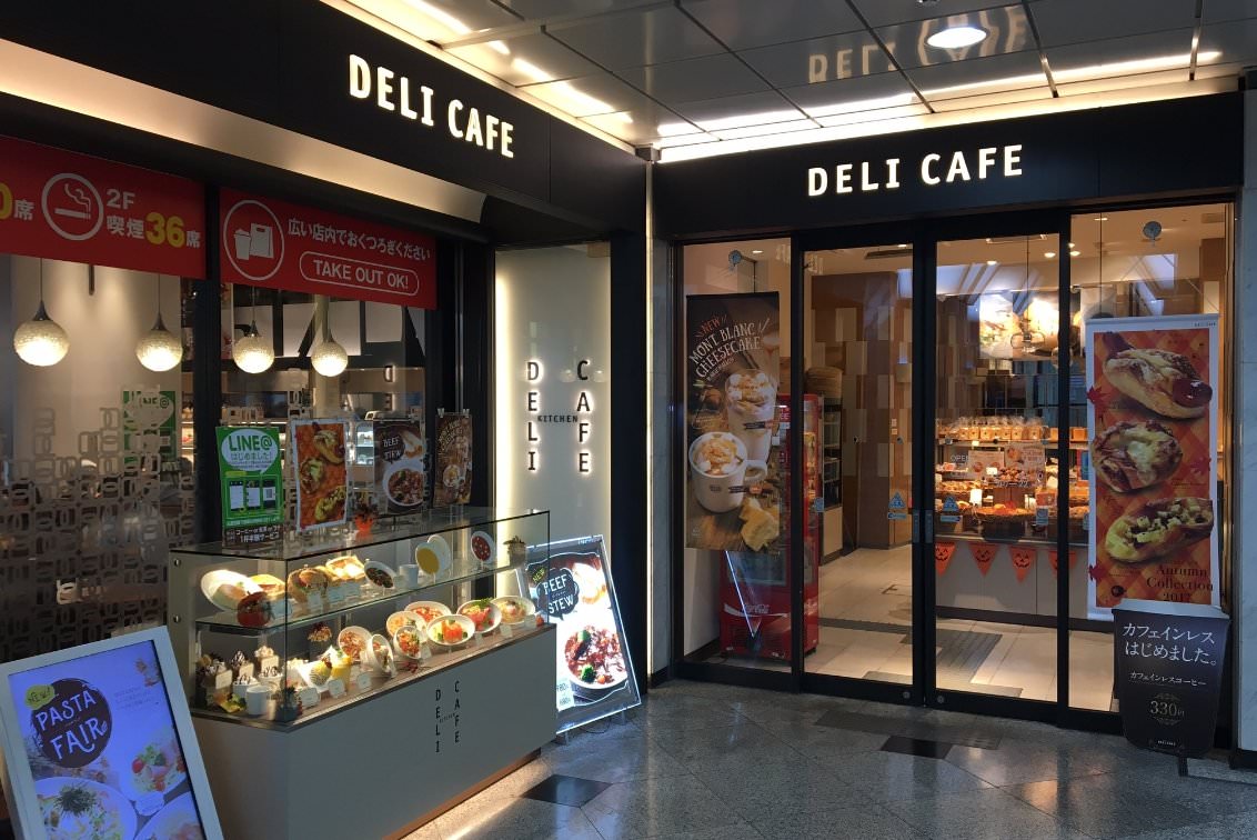 �X���̃V���[�P�[�X�ɐH�i�T���v�������ԁuDELI CAFE�v�̊O�ςƓ�����̗l�q�B