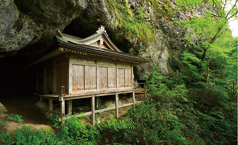 国宝投入堂　三徳山三佛寺　山水画風 陶器の平皿 国宝投入堂 三徳山三佛寺 山水画風 陶器の平皿（三徳山三佛寺