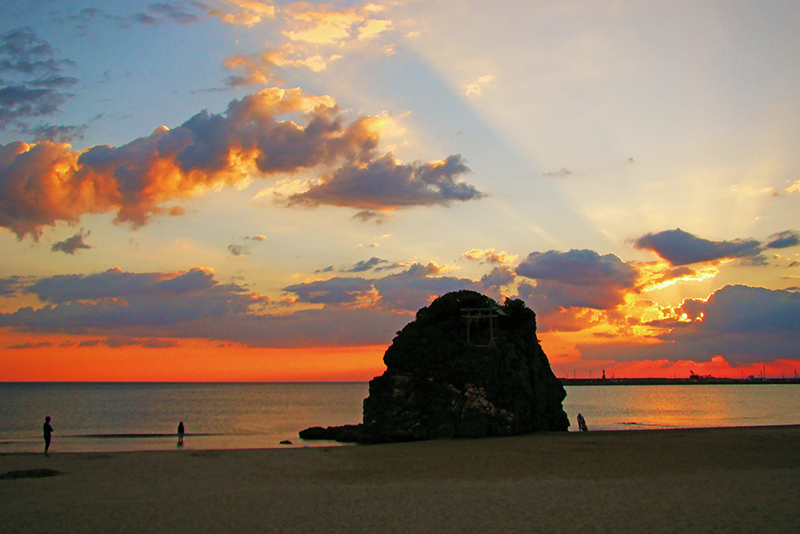 馬と古城夕陽が沈む雰囲気が出た作品です。 山頂に沈む夕日「ダイヤモンド桜島」 | 古代文化研究所