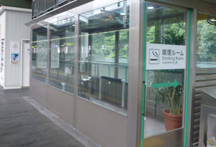 高铁(新幹線)站台上设有吸烟室