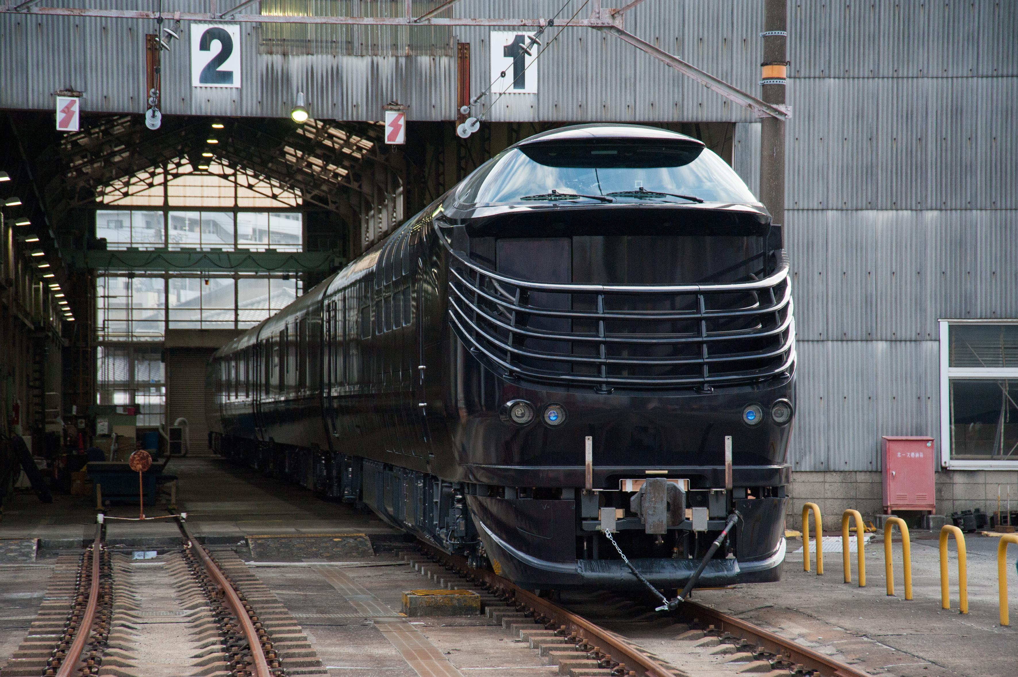 ｢TWILIGHT EXPRESS 瑞風｣先頭車が搬入 車両の組成風景を公開！：JR西日本
