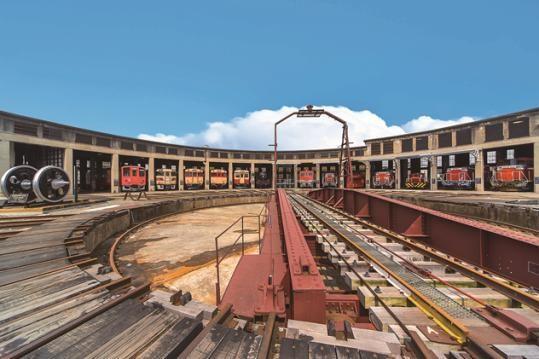 「旧津山扇形機関車庫と転車台の写真
