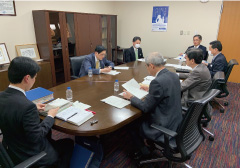 安全マネジメントレビュー会議を開催し、総合安全推進会議にてレビューコメントを本社内役員、各支社長、グループ会社社長などに伝達します。そして、事業運営方針へ反映いたします。
