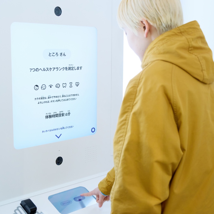 「大阪ヘルスケアパビリオン Nest for Reborn」カラダ測定ポッド内で測定中の様子