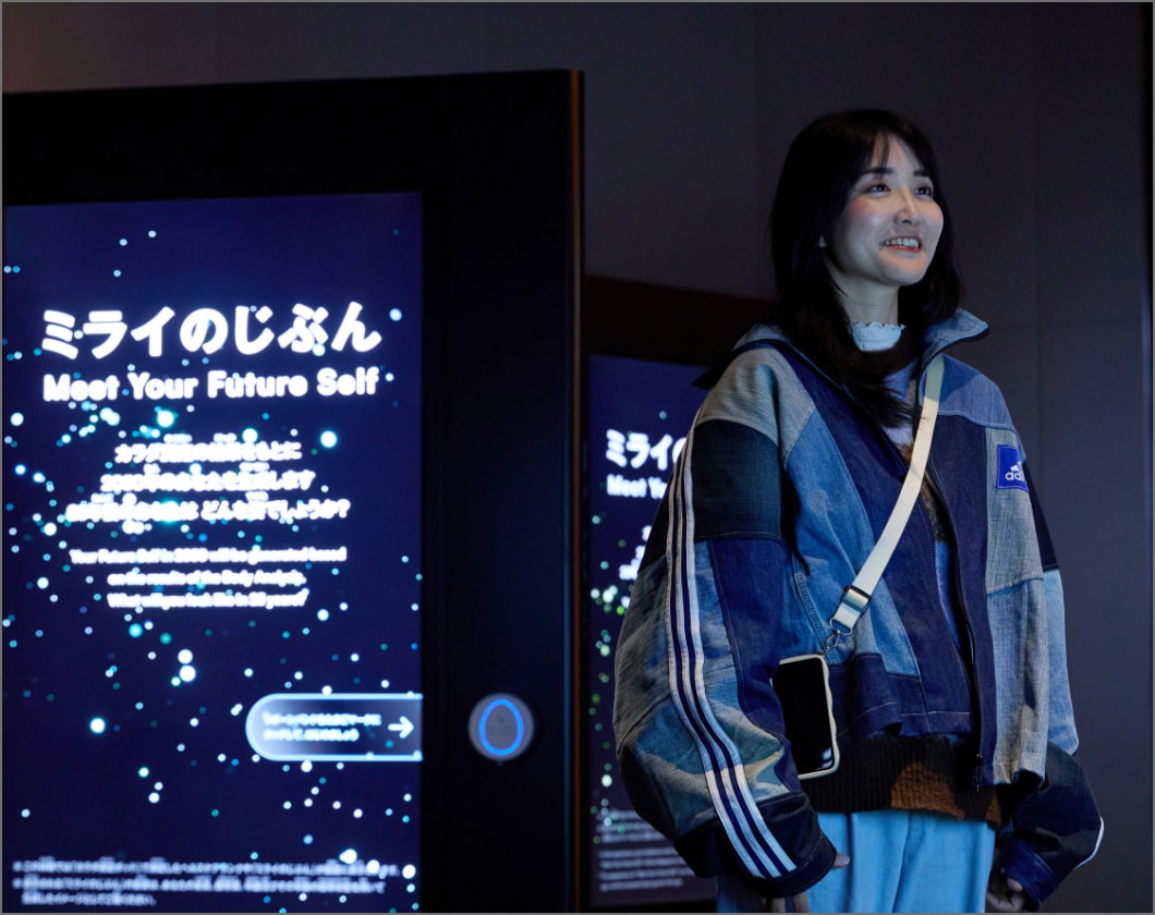 「大阪ヘルスケアパビリオン Nest for Reborn」2階のサイネージ前で「ミライのじぶん」に対面する原里実さん