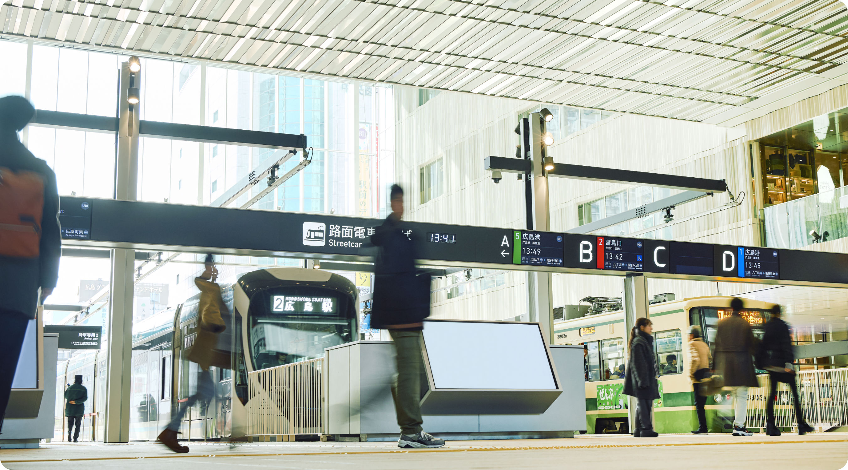 �L���w�̘H�ʓd�ԏ���ɒ�Ԃ���d�ԂƏ�q�̎p�B�܂��̈ړ����x����H�ʓd�Ԃ̕��i