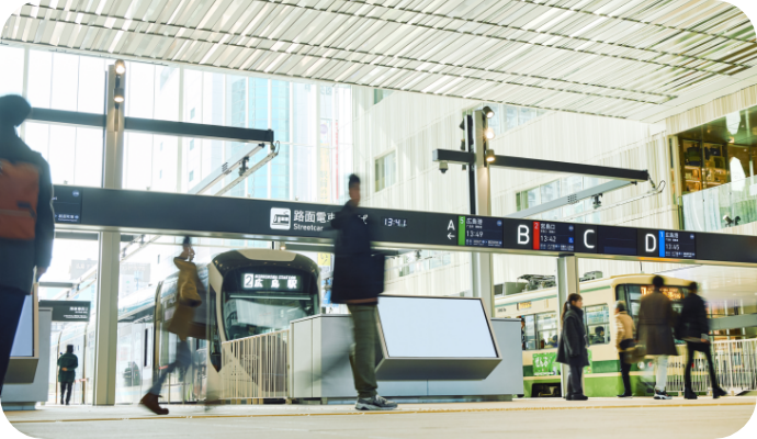 �L���w�̘H�ʓd�ԏ���ɒ�Ԃ���d�ԂƏ�q�̎p�B�܂��̈ړ����x����H�ʓd�Ԃ̕��i