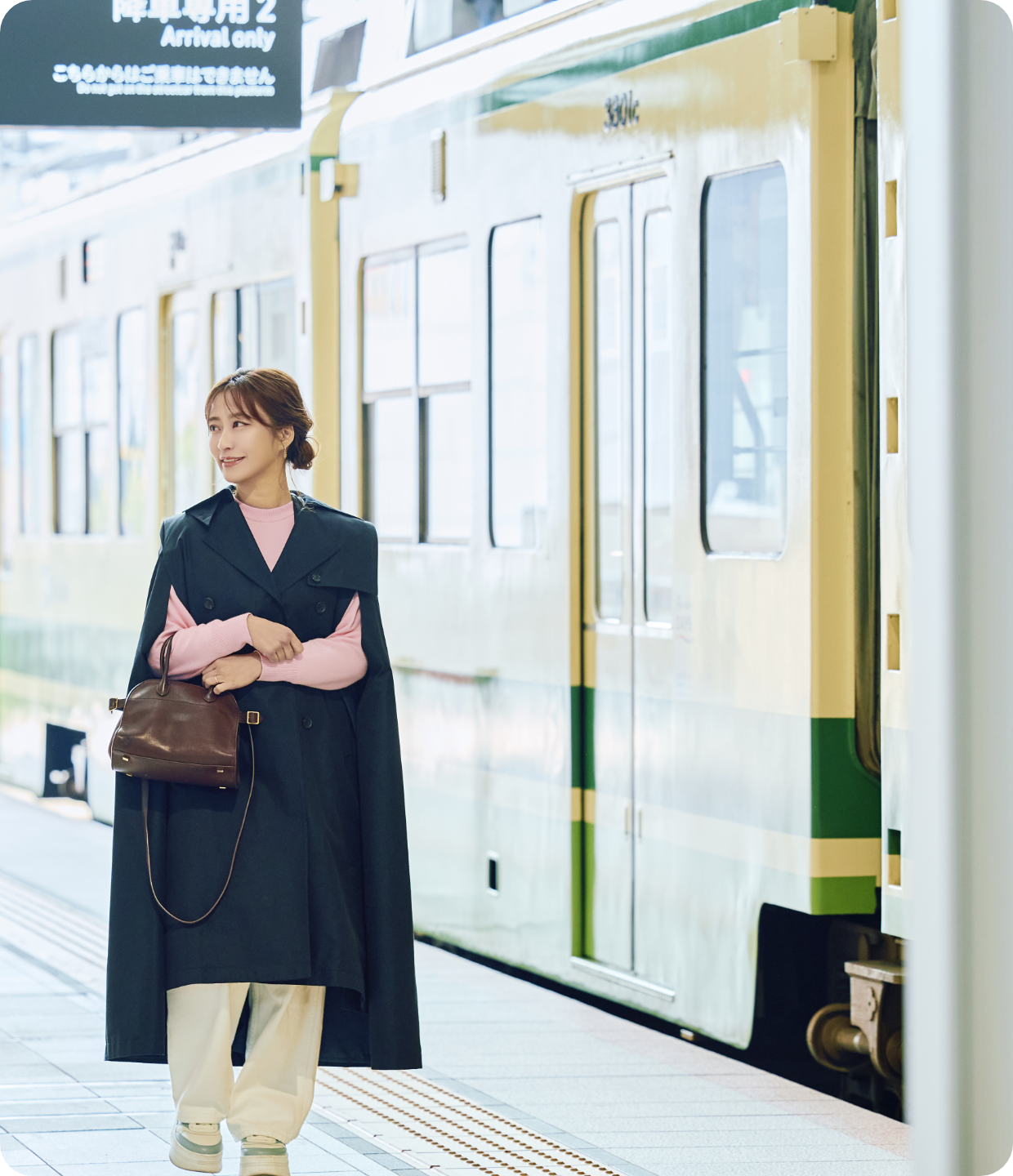 �L���w�̘H�ʓd�ԏ���A�H�ʓd�Ԃ̂��΂�����Ȃ���A�V�����w�̋�C��������e�c�G���ނ���