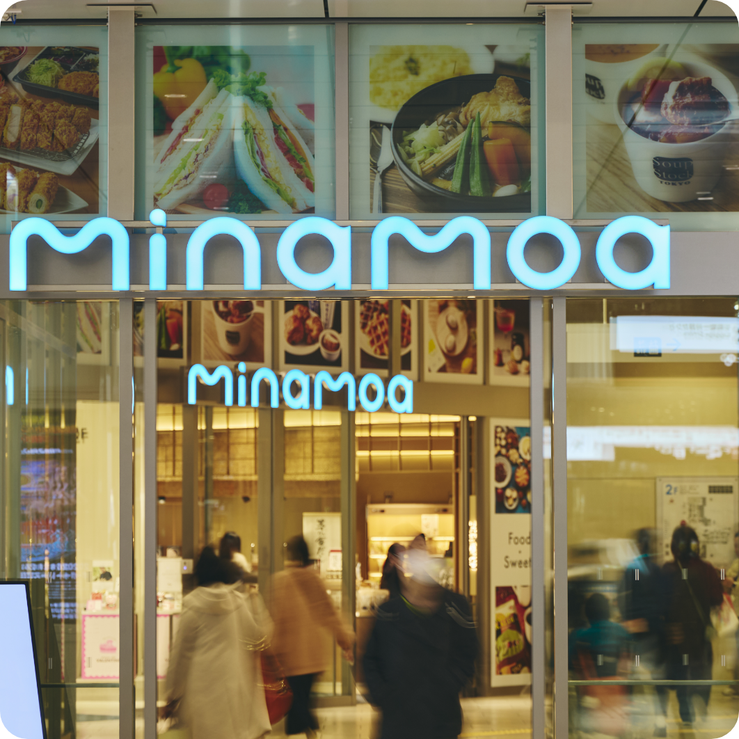 �L���w�����̏��Ǝ{��minamoa�̓����B�����̐l���s�������V�����w�r���̂ɂ��킢