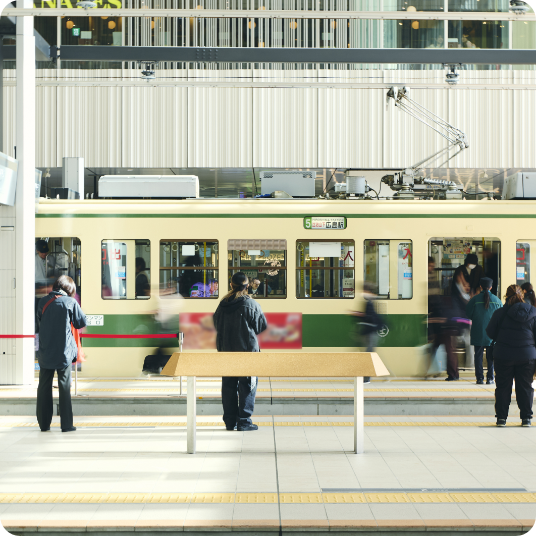 �L���w�̘H�ʓd�ԏ���A�u�G�L�~�f���v�X�N�G�A�ōs�������l�X�A�ɂ��킢�̗l�q