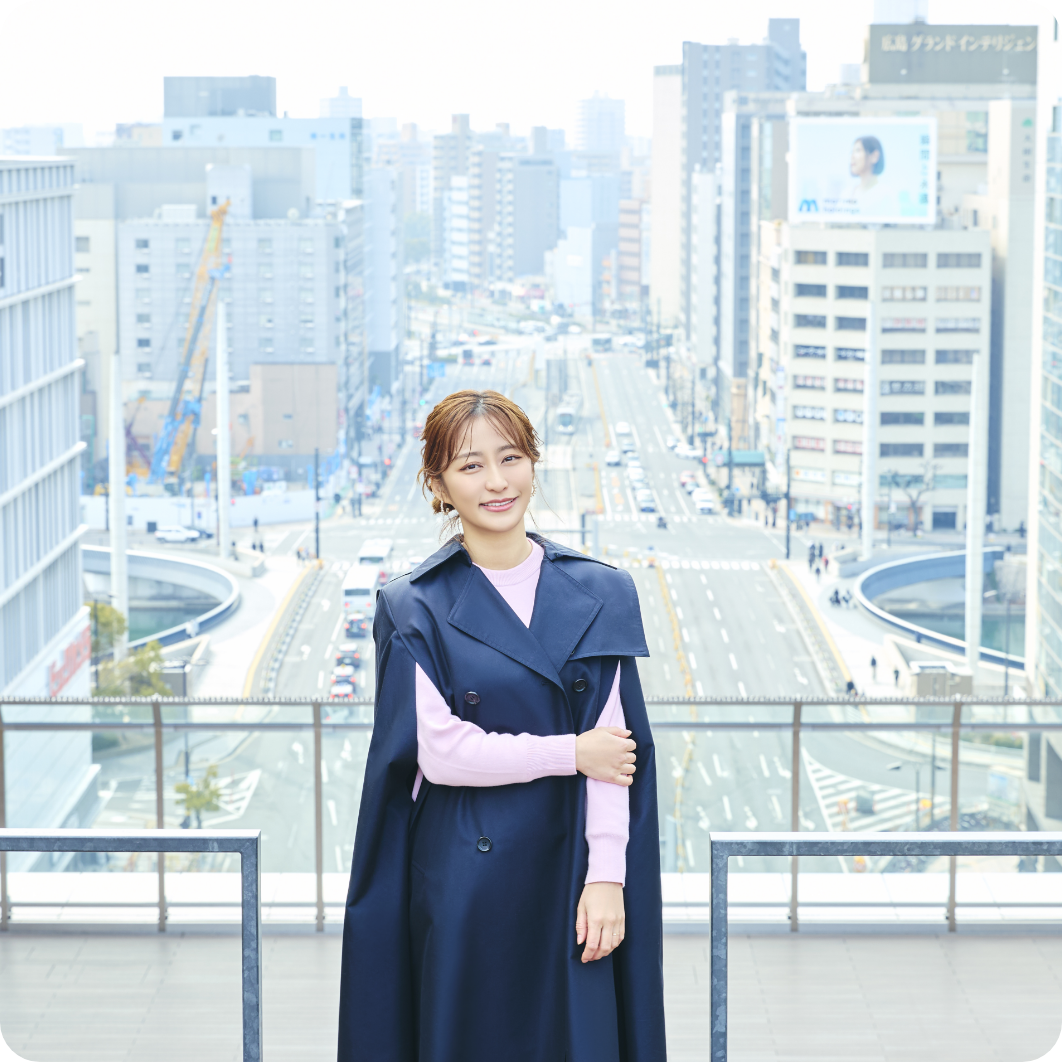 �L���w�O�̊X���݂�w�i�ɁA�܂��̍L����������Ȃ��痧�e�c�G���ނ���