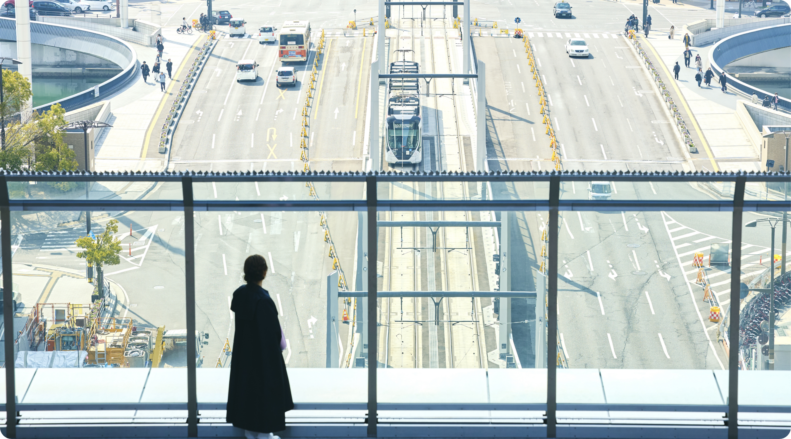 �L���w�O�̑�ʂ�ƘH�ʓd�Ԃ������낵�Ȃ���A�L���̖����̂܂��Â�����v���e�c�G���ނ���