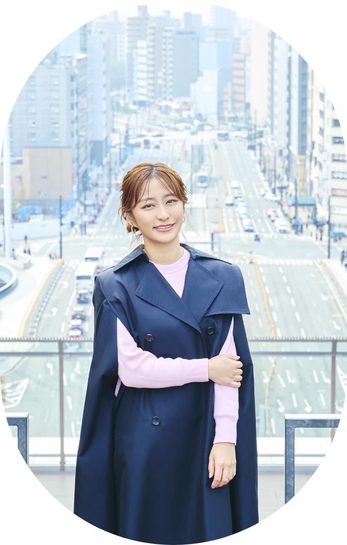 �L���w�O�̊X���݂�w�i�ɁA�܂��̍L����������Ȃ��痧�e�c�G���ނ���