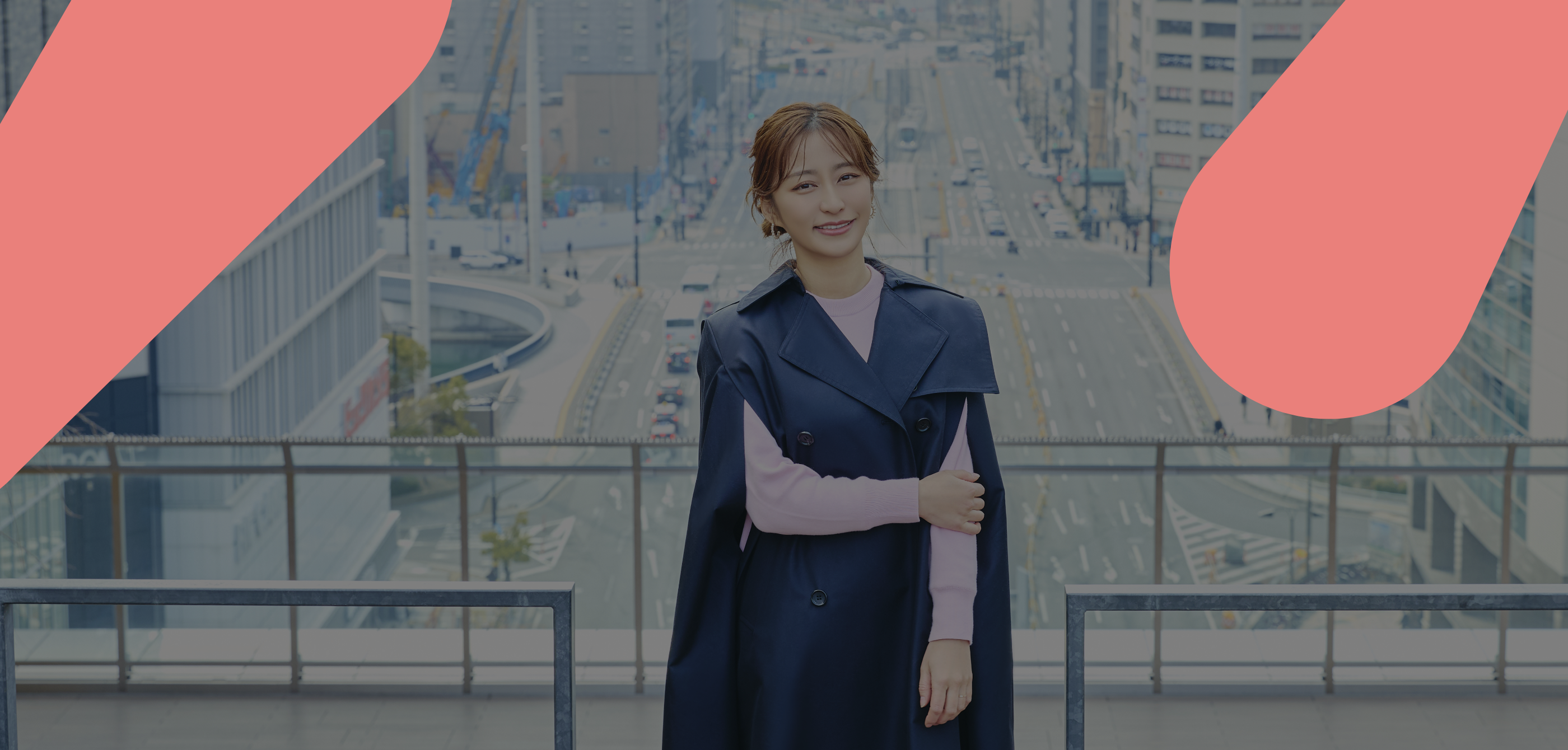 >�L���w�O�̊X���݂�w�i�ɁA�܂��̍L����������Ȃ��痧�e�c�G���ނ���